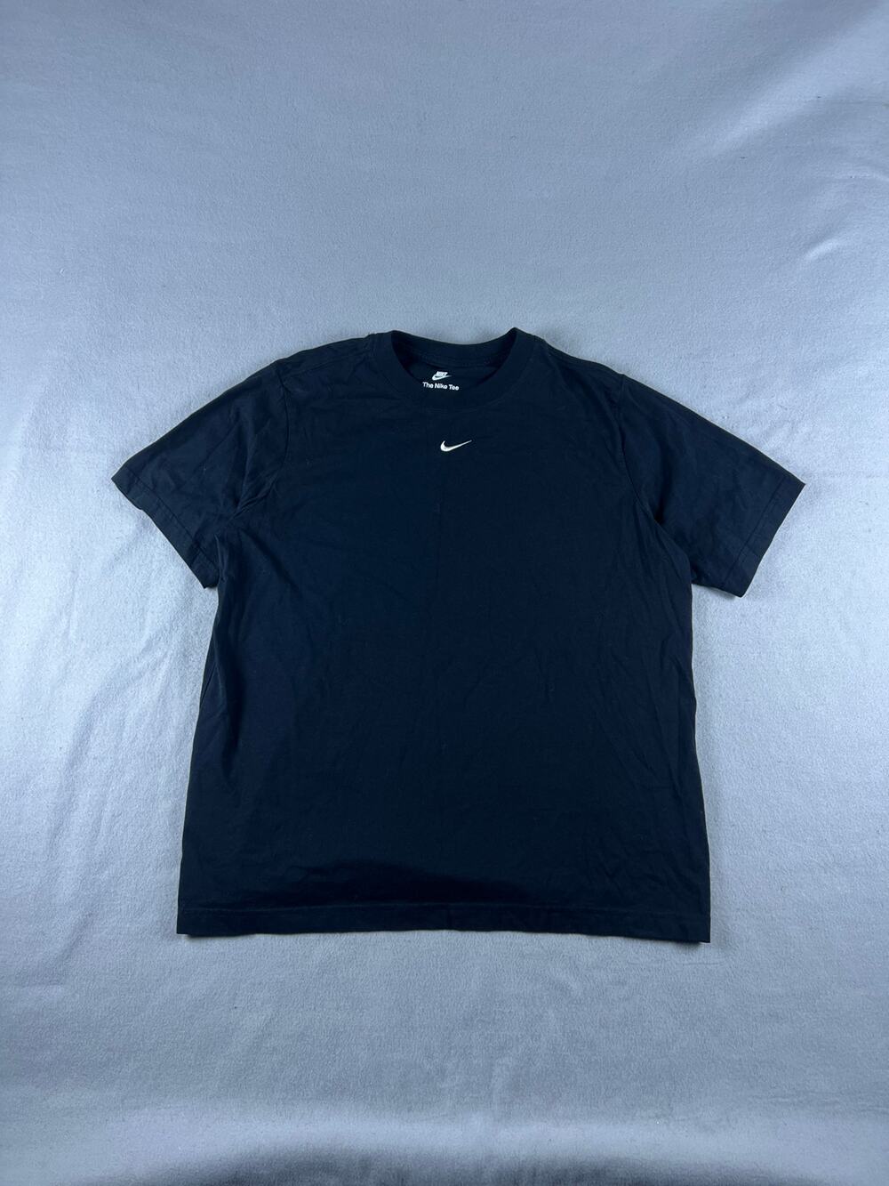 The Nike Tee Mens M Black Short Sleeve Loose Fit Center Swoosh Embroidered Shirt